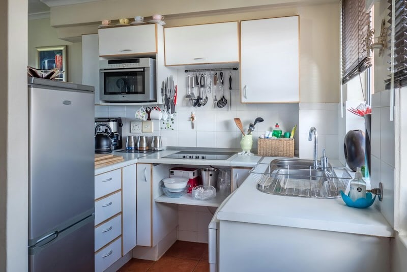 Learn how to clean white kitchen cabinets
